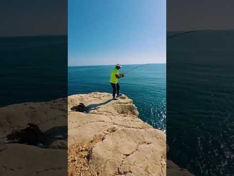 Cliff fishing in Oman 🇴🇲 #cliff #fishing #fishinglife #jigging #adventure