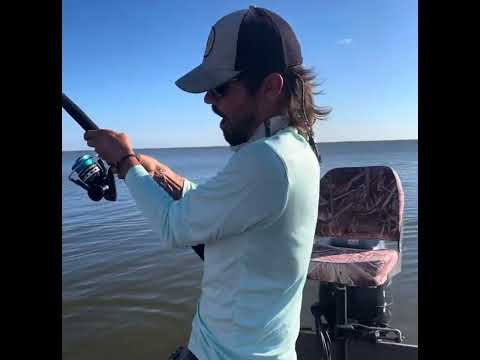 What are some effective techniques for catching redfish in Barataria Bay?